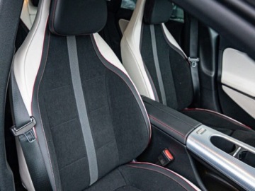 Mercedes CLA C118/X118 2025 MERCEDES-BENZ CLA 200 4-Matic AMG Line 1.5 (163KM) 2025, zdjęcie 3