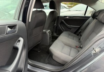 Volkswagen Jetta VI Sedan 1.2 TSI 105KM 2013 Volkswagen Jetta Salon Polska. Serwis ASO Czujniki 1.2 Benzyna 105KM, zdjęcie 15