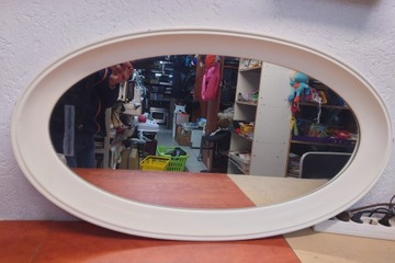 Настенное овальное зеркало винтажного дизайна.