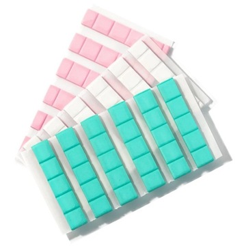 Фиксация искусственного ногтя с помощью резиновых наклеек на кончиках ногтей Pink.