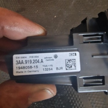 HODINY KONZOLA PASSAT B7 3AA919204A