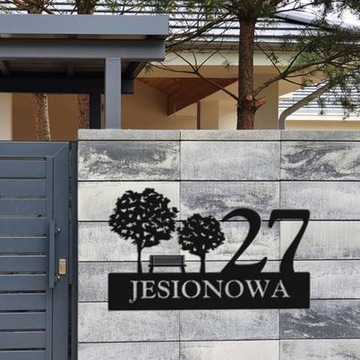 Numer na dom. Stalowa tablica adresowa z grafiką.