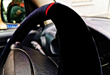 TOYOTA YARIS 1 2 3 4 AYGO COROLLA AURIS RAV4 na kierownice ZAMSZOWY CZARNY
