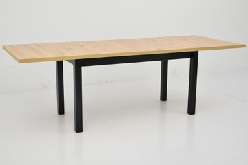 Раздвижной стол с 10 черными стульями с мягкой обивкой.