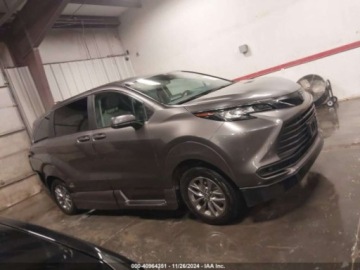 Toyota Sienna III 2023 Toyota Sienna 2023r., 4x4, 2.5L 2.5 Hybryda 189KM, zdjęcie 4