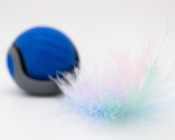 БЕГУЩИЙ МЯЧ ДЛЯ КОШКИ СО СВЕТОДИОДНОЙ ВИБРАЦИЕЙ PETGRAVITY USB ИГРУШКА С ПЕРЬЯМИ