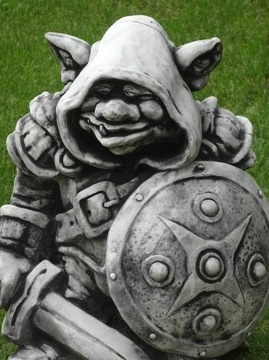 Figura betonowa ogrodowa Troll rycerz