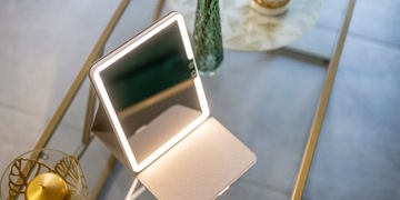 Элегантное зеркало для макияжа со светодиодной подсветкой