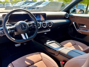 Mercedes Klasa A W177/V177 Hatchback Plug-In Facelifting 1.3 250e 218KM 2025 MERCEDES-BENZ A Klasa 250 e AMG Line 1.3 (218KM) 2025, zdjęcie 4