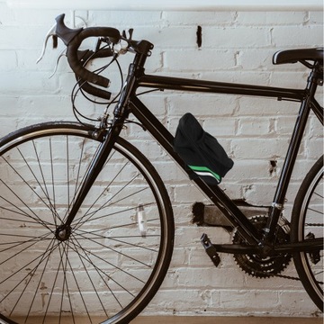 Складная сумка для бутылки с водой.