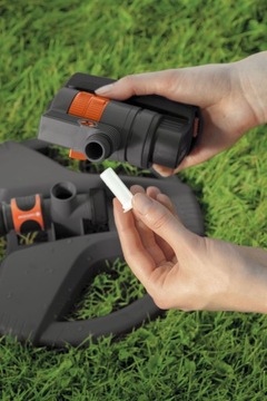 ПОВОРОТНЫЙ ДОЖДЕВАТЕЛЬ ДЛЯ ПОЛИВА ТРАВЫ Gardena AquaZoom компактный