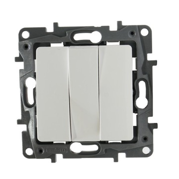LEGRAND NILOE ТРОЙНОЙ РАЗЪЕМ БЕЛЫЙ 764503
