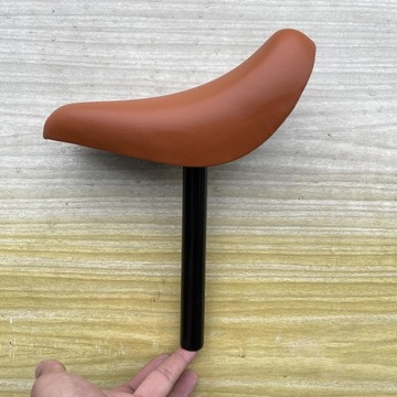 Седло для детского беговела с подседельным штырем 22 мм.