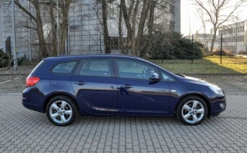 Opel Astra J Sports Tourer 2.0 CDTI ECOTEC 160KM 2010 Opel Astra 2,0CDTI (160KM) 196 tys. km Bezwypadkowy 2.0 Diesel 160KM, zdjęcie 4