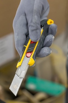 НОЖ STANLEY 18 мм TPR с ползунком FMHT10338-0
