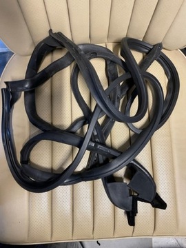 Уплотнитель двери Мерседес 107 SL SLC