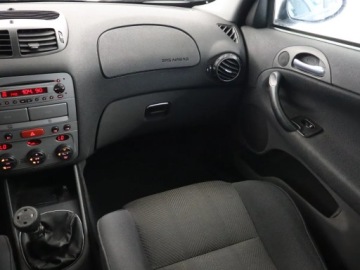 Alfa Romeo 147 Hatchback 1.6 i 16V T.Spark 120KM 2002 Alfa Romeo 147 1.6 16V T.SPARK, Klima, zdjęcie 7