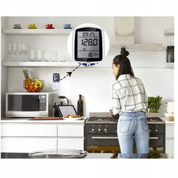 Ваттметр/счетчик потребления электроэнергии, подключенный к сети, вставленный в розетку