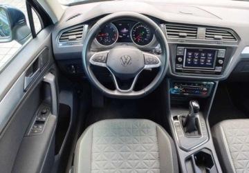 Volkswagen Tiguan II SUV Facelifting 1.5 TSI 150KM 2022 Volkswagen Tiguan Life Pakiet, ACC, Podgrzewane fotele, kierownica i szyb, zdjęcie 5