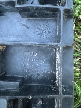 AUDI A4 B5 VÝZTUHA NÁRAZNÍKU PRAVÝ PŘEDNÍ 8D0807284AA