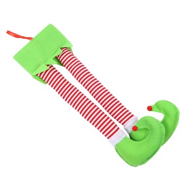 Плюшевые ножки рождественского эльфа торчат из багажника