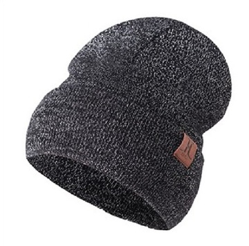 ШАПКА ЖЕНСКАЯ, ЧЕРНАЯ СЕРЕБРЯНАЯ НИТЬ, ЗИМНЯЯ ТЕПЛАЯ, ПЛОТНАЯ, ХОРОШЕЕ КАЧЕСТВО.