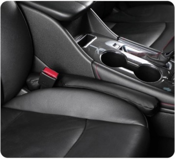 Набор подушек, заполняющих пространство между сиденьями