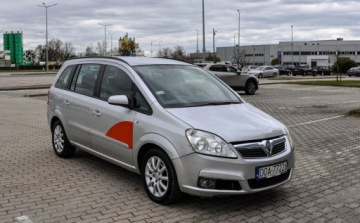 Opel Zafira B 1.8 ECOTEC 140KM 2009 Opel Zafira 1,8 (140KM) LPG 2009 r. Lift 7-osobowy 1.8 BenzynaLPG 140KM