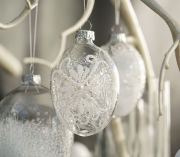 Bombka szklana jajko z białymi piórkami 12 cm VILLA ITALIA