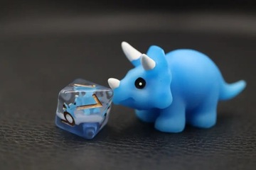 TRÓJROGA OPOWIEŚĆ TRICERATOPSA ZESTAW 7 EPOKSYDOWYCH KOSTEK KOŚCI RPG