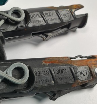 ÚCHYTY PODHLAVNÍKU PRAVÝ PŘEDNÍ SAAB 9-3 93 PÁR