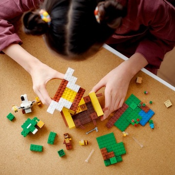LEGO Minecraft 21241 Пчелиный улей в подарок 254 шт.