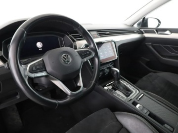 Volkswagen Passat B8 Variant Facelifting 2.0 TDI SCR 150KM 2020 Volkswagen Passat automat virtual cocpit full LED, zdjęcie 13