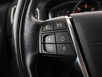 Volvo V60 I Kombi Facelifting 2.0 D2 DRIVE-E 120KM 2016 Volvo V60 2.0D Dynamic Edition Klima Nawigacja, zdjęcie 31