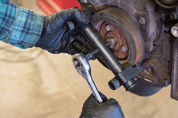 СНЯТИЕ ДЛЯ ЗАМЕНЫ НЕСКОЛЬКИХ ШКИВОВ ГЕНЕРАТОРА