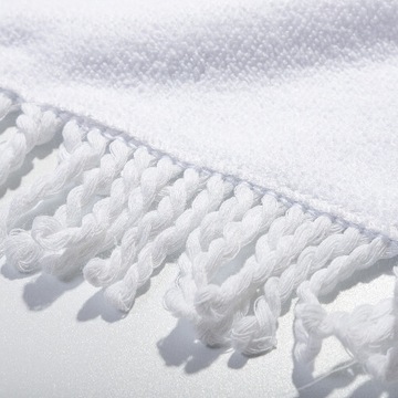 Полотенце из микрофибры 152 х 76 см с белой бахромой.