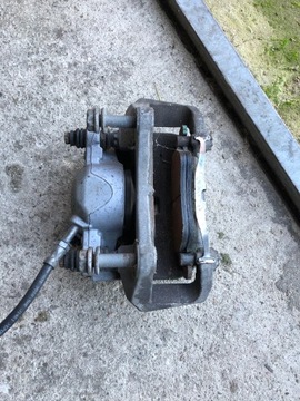 ZACISK PRAWY PRZÓD AUDI A4 B8