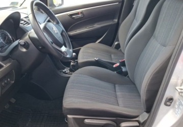 Suzuki Swift V Hatchback 3d Facelifting 1.2 VVT 94KM 2015 Suzuki Swift 1.2 Comfort 1.2 Benzyna 94KM, zdjęcie 2