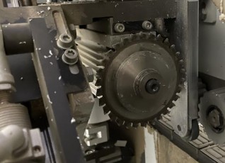 Кромкооблицовочный станок, предварительное фрезерование, обрезка углов