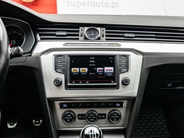 Volkswagen Passat B8 Variant 1.8 TSI BlueMotion Technology 180KM 2015 VOLKSWAGEN Passat 1.8 TSI Combi 180KM 2015, zdjęcie 16