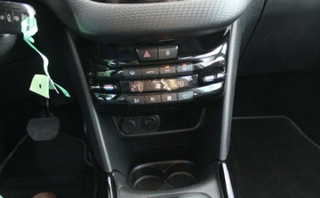 Peugeot 2008 I SUV Facelifting 1.2 PureTech 110KM 2018 Peugeot 2008 1.2 Benzyna 110KM, zdjęcie 17