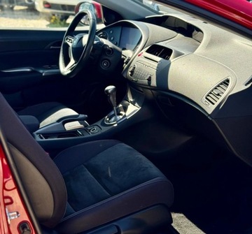 Honda Civic VIII Hatchback 3d 1.8 i-VTEC 140KM 2011 Honda Civic 1.8 i-VTEC 140KM benzyna niski przebieg PDC Climatronic welur, zdjęcie 33