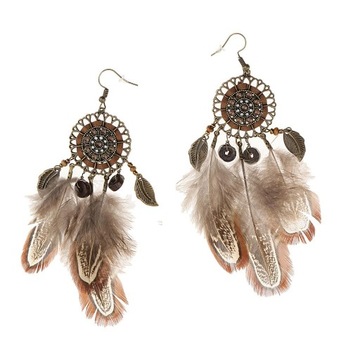 Kolczyki zwisające z piórkami w stylu boho
