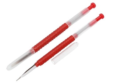 Красная выдвижная пластиковая ложка для переноса личинок пчел.