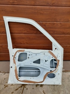 DVEŘE PŘEDNÍ LEVÝ NISSAN TERRANO II 96-06R