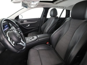 Mercedes Klasa E W213 2019 Mercedes E 200 mHEV 4x4 automat full LED, zdjęcie 12