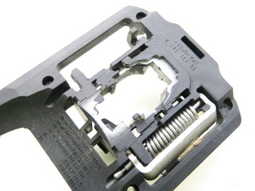 РАМКА РУЧКИ СПРАВА ЗАДНЯЯ AUDI A2 8Z