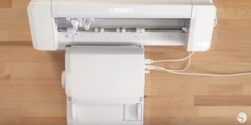 Автоподатчик А4, резка листов, плоттер Cameo 4–5.