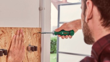 Ручная отвертка с трещоткой + 12 бит BOSCH.