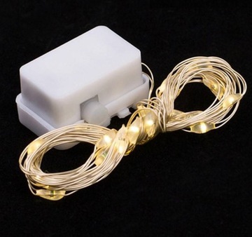 Теплые, сдержанные проволочные светильники с 30 светодиодными батареями.